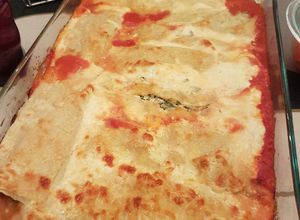 Una foto de Canelones de ricotta, pollo y espinaca