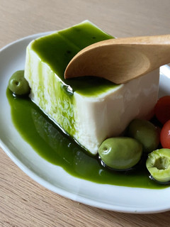 Una foto de Receta de 1 minuto: Tofu con salsa de Matcha