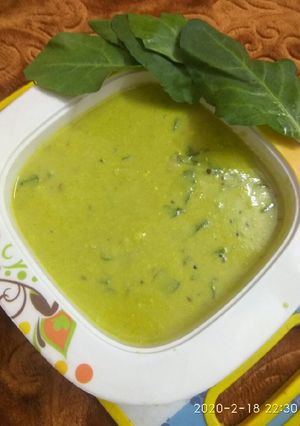 A picture of Palak kadhi.
