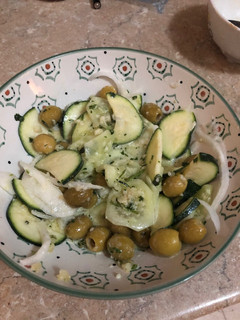 Una foto de Ensalada de pepino y calabacín