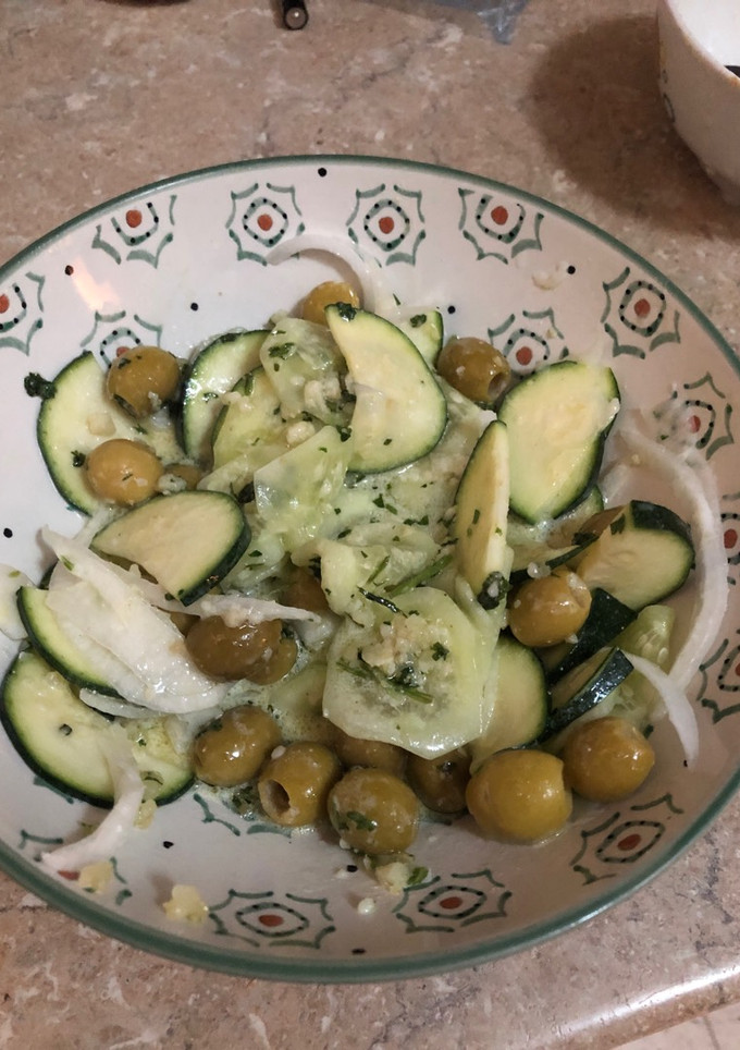 Una foto de Ensalada de pepino y calabacín
