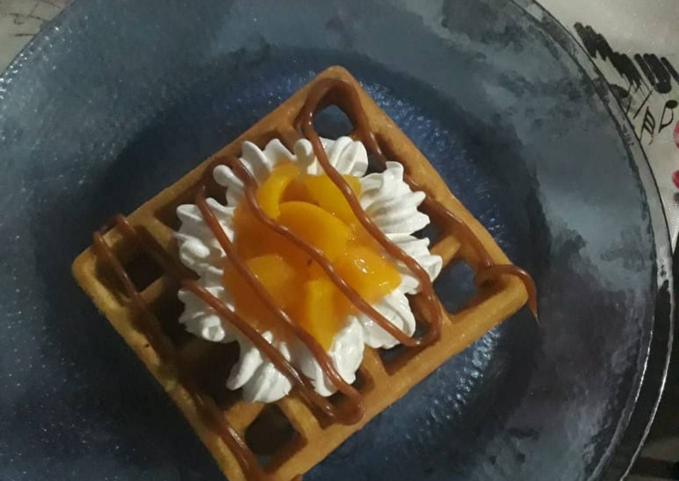 Waffles con durazno, merengue y dulce de leche