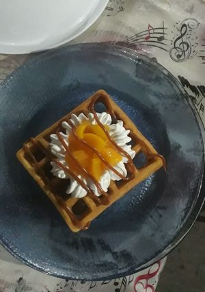 Una foto de Waffles con durazno, merengue y dulce de leche
