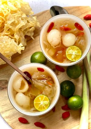 A picture of Peach Gum Longan Chinese Dessert.