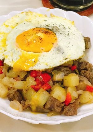 Hình của món Corned Beef Hash kiểu Việt Nam (bò xào khoai trứng).