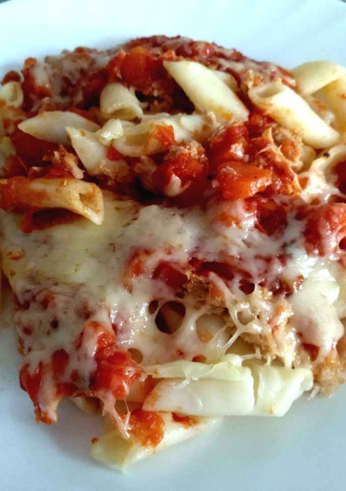 Una foto de Macarrones gratinados con atún y tomate