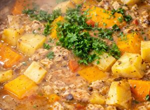 Una foto de 🥘 Guiso criollo con sobras de asado y papas al horno – versión invierno bien argentino❄️