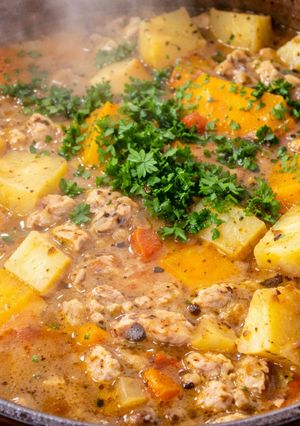 Una foto de 🥘 Guiso criollo con sobras de asado y papas al horno – versión invierno bien argentino❄️