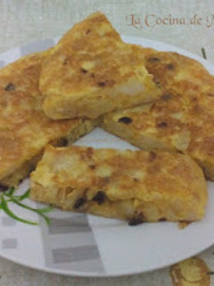 Una foto de Tortilla de patatas con ajo negro