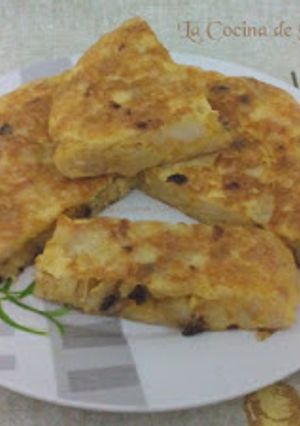 Una foto de Tortilla de patatas con ajo negro