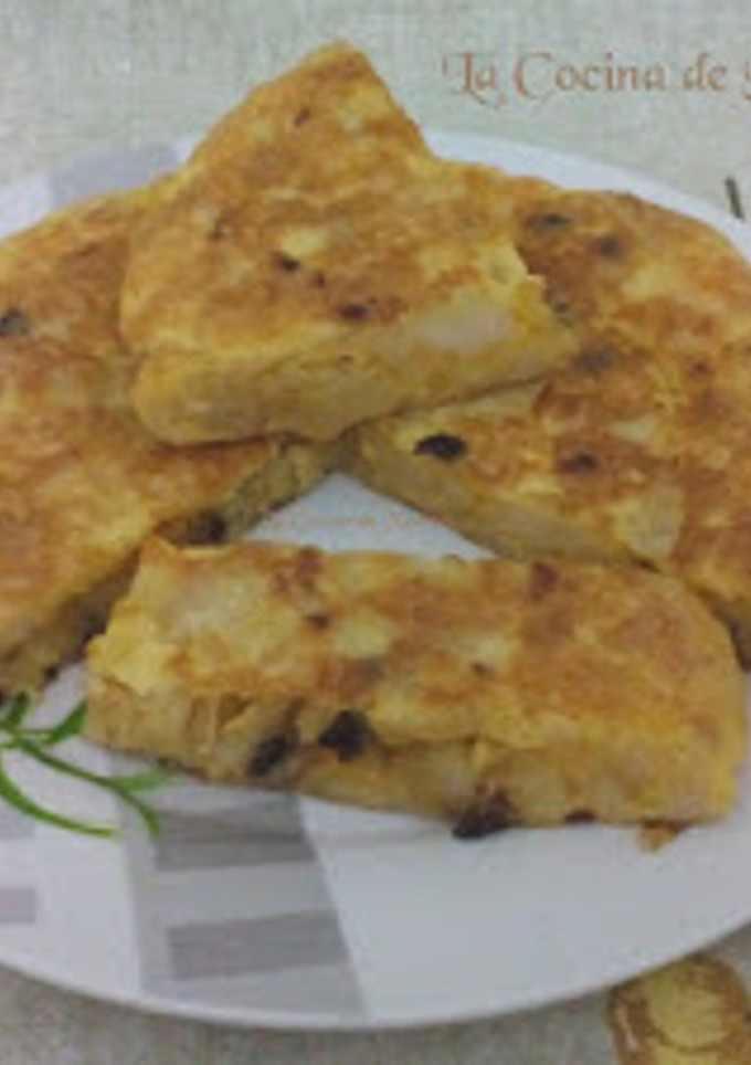 Una foto de Tortilla de patatas con ajo negro