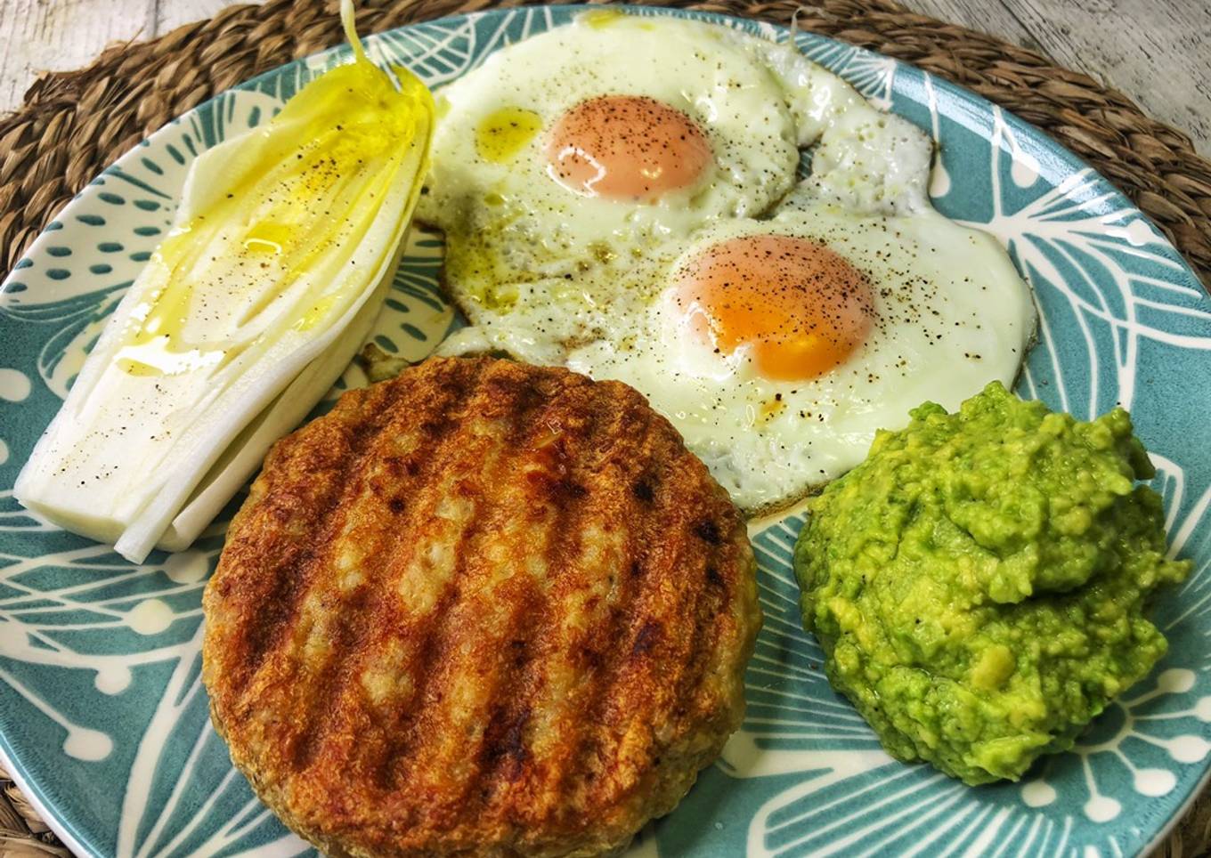Hamburguesa con huevos a la plancha y crema de aguacate en Lékué Grill