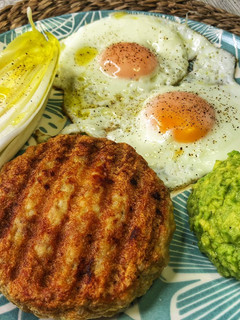 Una foto de Hamburguesa con huevos a la plancha y crema de aguacate en Lékué Grill