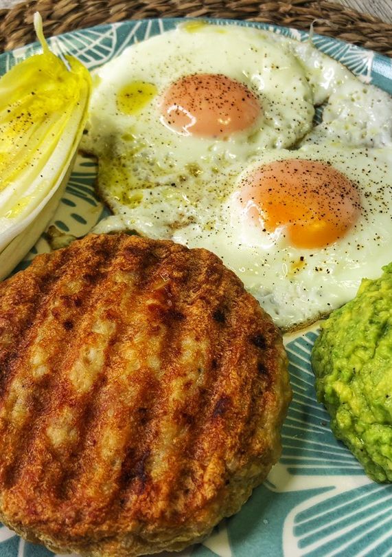 Una foto de Hamburguesa con huevos a la plancha y crema de aguacate en Lékué Grill