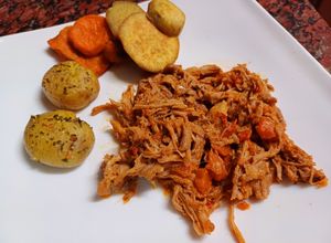 Una foto de Bondiola Desmechada con Boniatos, Batata y Papines