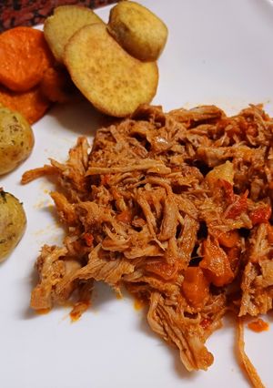 Una foto de Bondiola Desmechada con Boniatos, Batata y Papines