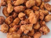 Una foto de solomillo de pollo al ajo