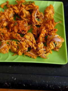 வெங்காய பக்கோடா(Onion pakoda recipe in tamil) செய்முறை முக்கிய புகைப்படம்