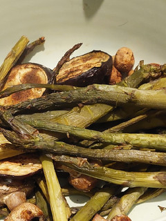 Una foto de Espárragos asados en la parrilla