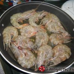 A picture of Shrimps in oil and oregano.