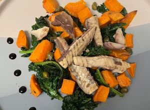 Foto principal de Ensalada de Kale Salteado con Boniato al Horno y Filete de Caballa !!!!