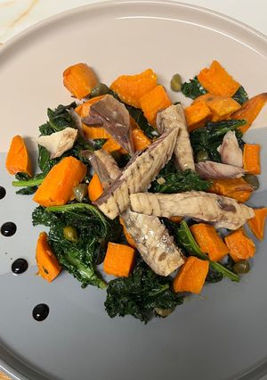 Una foto de Ensalada de Kale Salteado con Boniato al Horno y Filete de Caballa !!!!