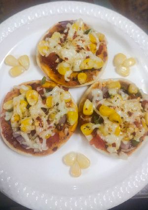 मिनी कॉर्न पिज़्ज़ा(MINI CORN PIZZA RECIPE IN HINDI) रेसिपी मुख्य फोटो