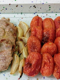 Una foto de Presa ibérica y verduras asadas