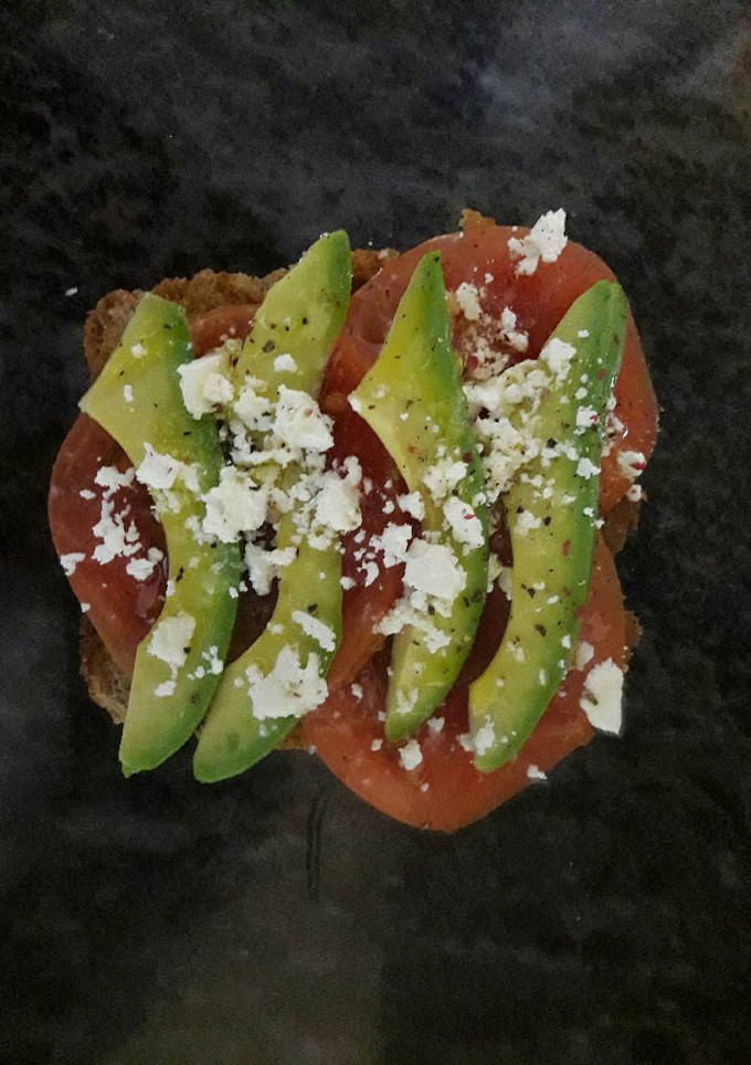 Una foto de Tostada de tomate y aguacate