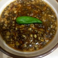 A picture of 2 lentils, delicious food.