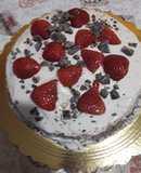 Torta tiramisù con fragole e scaglie di cioccolato fondente