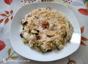 Foto di Risotto con zucchine, gorgonzola e noci