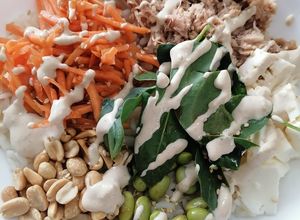 Una foto de Ensalada de atún de lata (estilo poke bowl) 🍚🐟