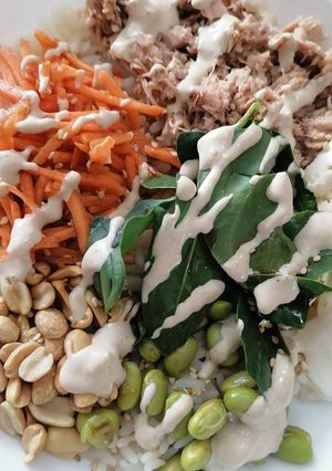 Una foto de Ensalada de atún de lata (estilo poke bowl) 🍚🐟