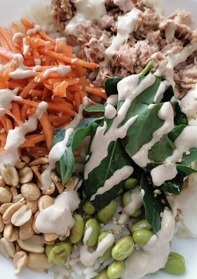Una foto de Ensalada de atún de lata (estilo poke bowl) 🍚🐟