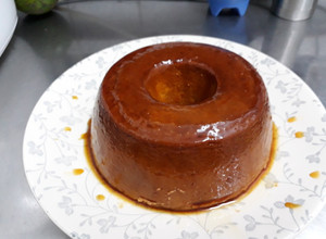 Una foto de Flan con leche condensada y dulce de leche