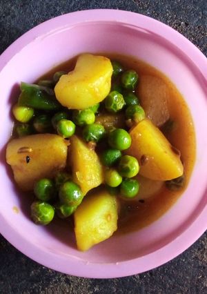 আলু মটরশুঁটি দম(Aloo matorshuti dum recipe in bengali) রেসিপির প্রধান ছবি
