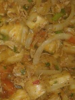 Una foto de Yucas con pollo deshilachado