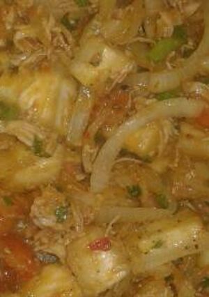 Una foto de Yucas con pollo deshilachado
