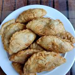 A picture of Karipap sarden kentang bumbu kari.