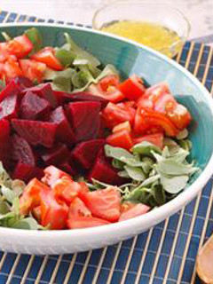 A picture of Beetroot, tomato and watercress salad - salatet shamandar, banadoura w bakleh.