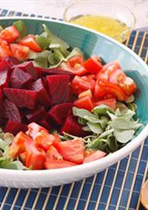 A picture of Beetroot, tomato and watercress salad - salatet shamandar, banadoura w bakleh.