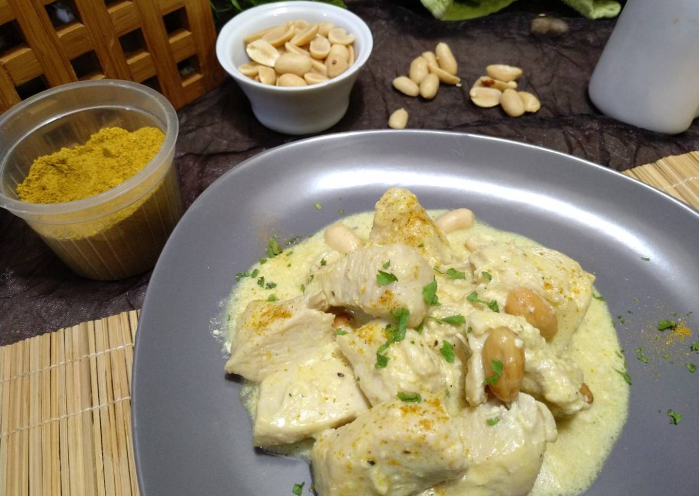 Pollo al curry con cacahuetes y leche de coco