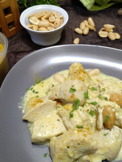 Una foto de Pollo al curry con cacahuetes y leche de coco