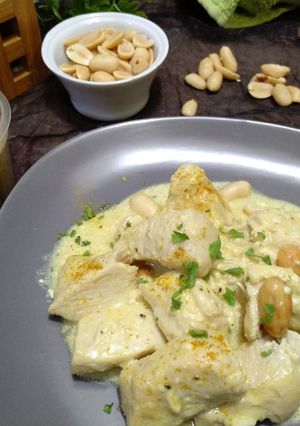 Una foto de Pollo al curry con cacahuetes y leche de coco