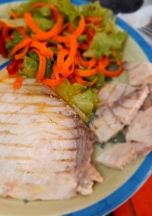 Foto di Pesce spada con insalata e pomodorino ciliegino 🍅🐟