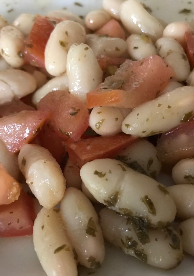 Una foto de Ensalada de judías blancas con menta