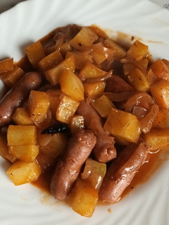 Una foto de Salchichas al vino con patatas