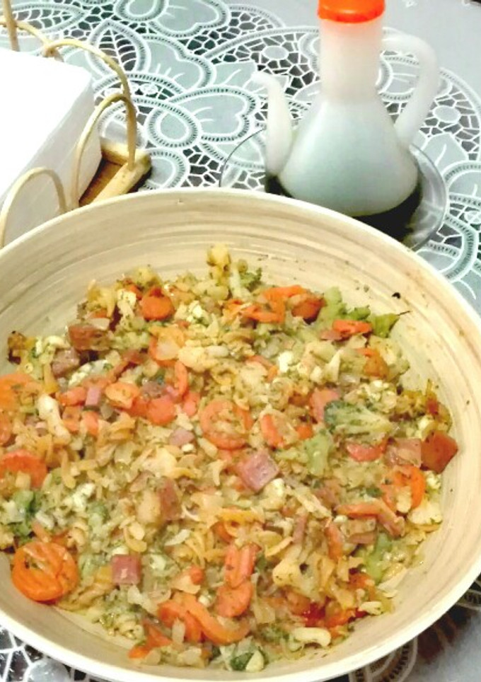 Una foto de Menestra de verduras con pasta de lentejas y queso fresco