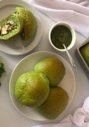 પાલક પનીર સ્ટફ  બન(palak paneer stuff bun recipe in Gujarati) રેસીપી મુખ્ય ફોટો